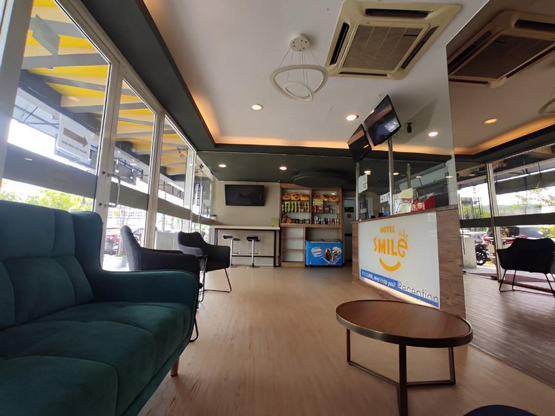 Smile Hotel C180 Cheras Selatan Exterior foto